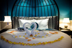 Senior Double Room, 1 King Bed | Premium bedding, down comforters, memory foam beds, minibar
