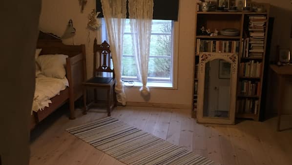 4 bedrooms, iron/ironing board, Internet, bed sheets
