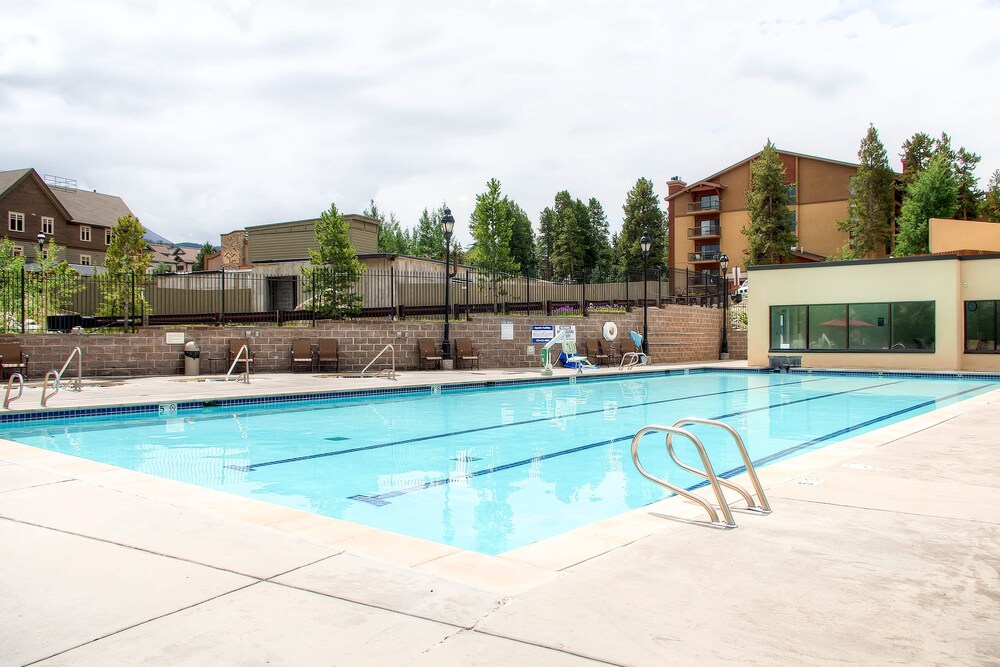 Spacious condo with vaulted ceilings and open floor plan + shared pool/hot tub