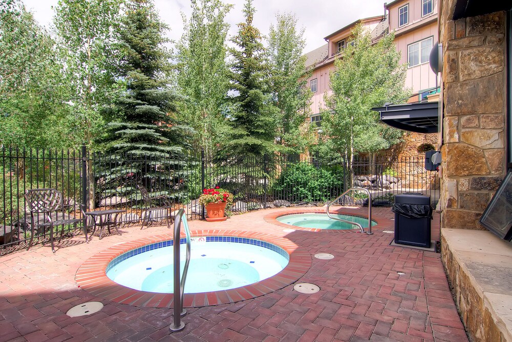 Spacious condo with vaulted ceilings and open floor plan + shared pool/hot tub