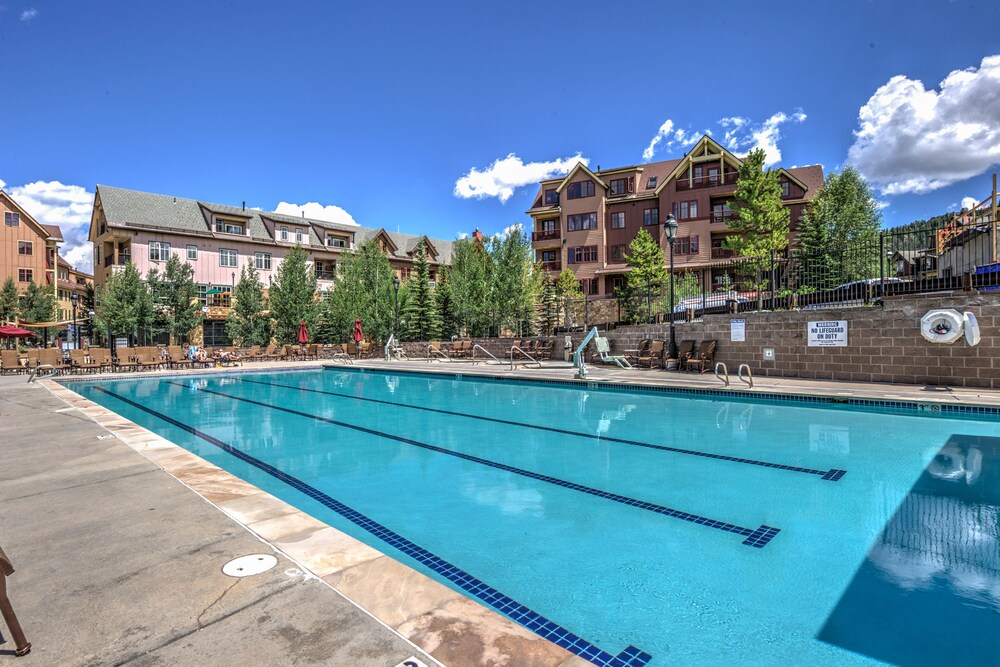 Light-Filled Corner Condo w/Shared Pool & Hot Tubs - walk to lifts, Main Street!