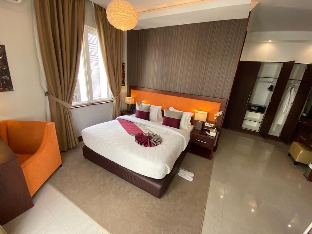 Rock City Hotel, Nkwatia Room Prices & Reviews Travelocity