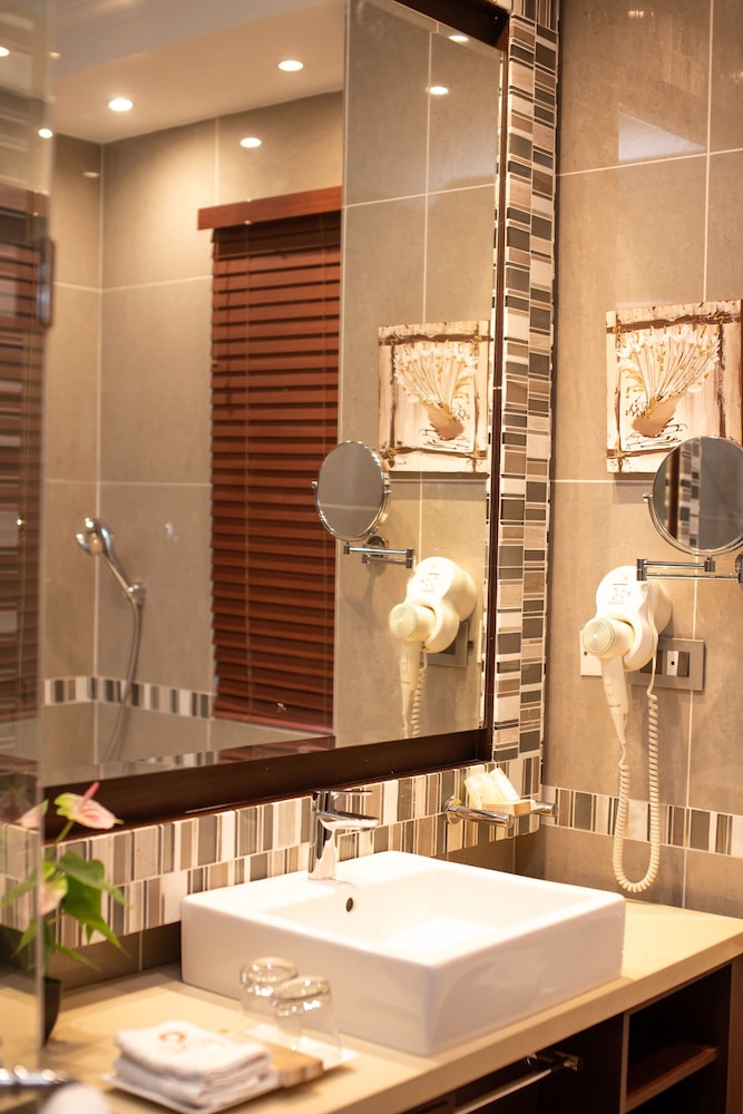 Rock City Hotel, Nkwatia Room Prices & Reviews Travelocity