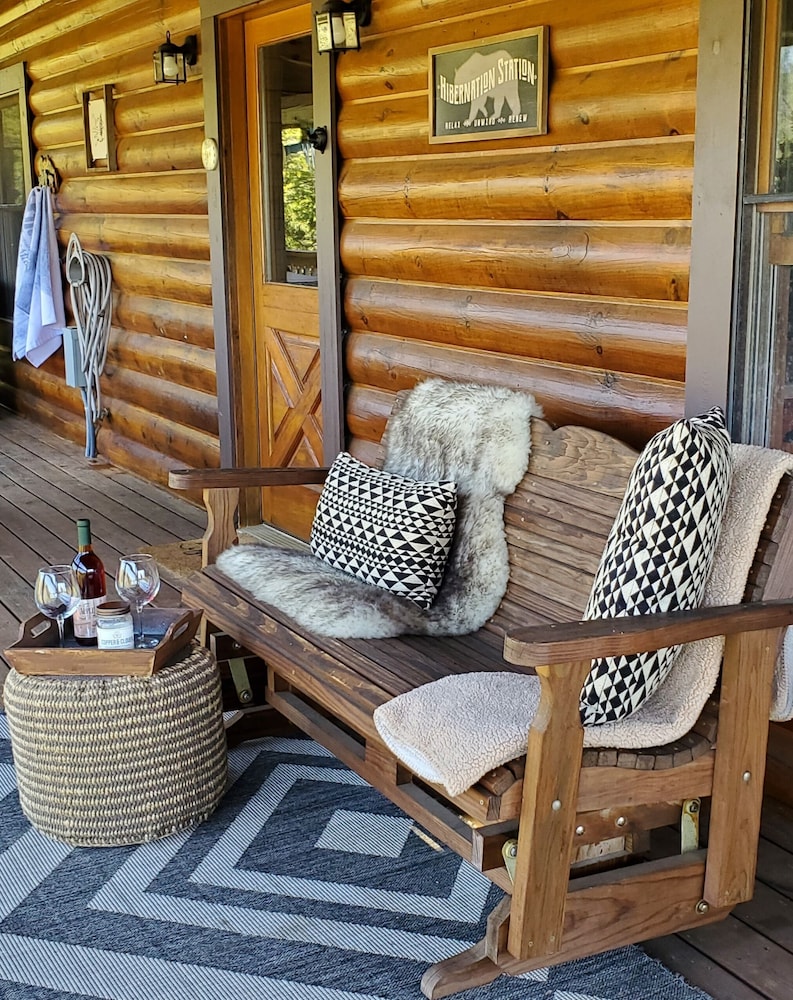 Modern Mountain Cabin~Private Hot Tub~Mountain Views~Pool Table~