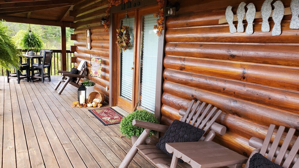 Modern Mountain Cabin~Private Hot Tub~Mountain Views~Pool Table~