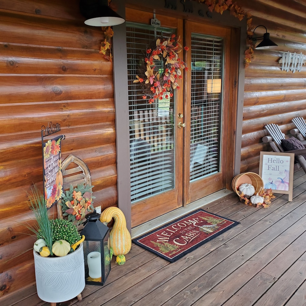 Modern Mountain Cabin~Private Hot Tub~Mountain Views~Pool Table~