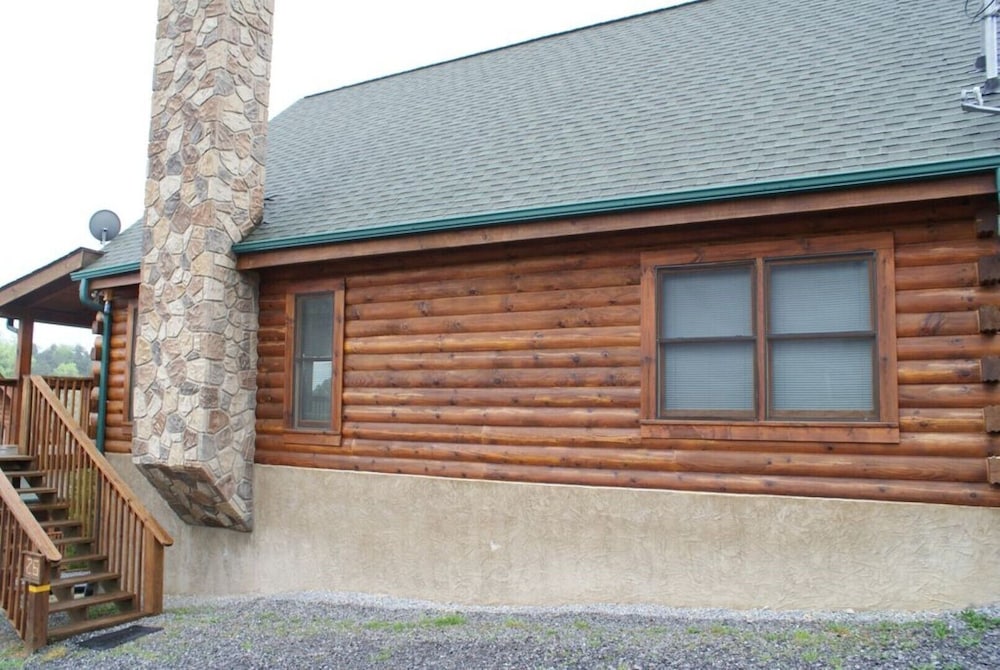 Modern Mountain Cabin~Private Hot Tub~Mountain Views~Pool Table~