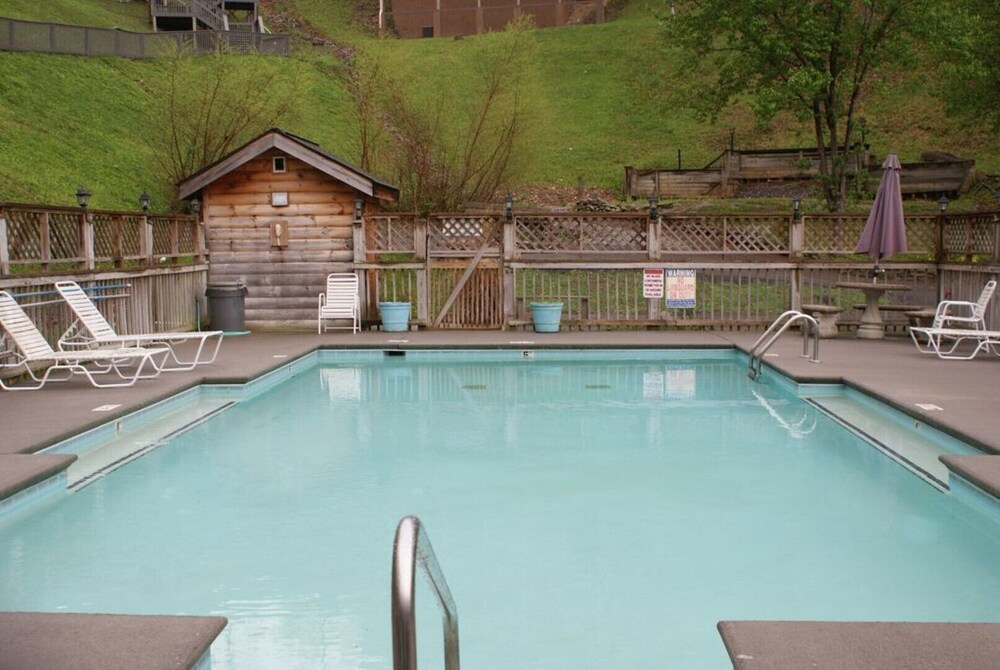 Modern Mountain Cabin~Private Hot Tub~Mountain Views~Pool Table~