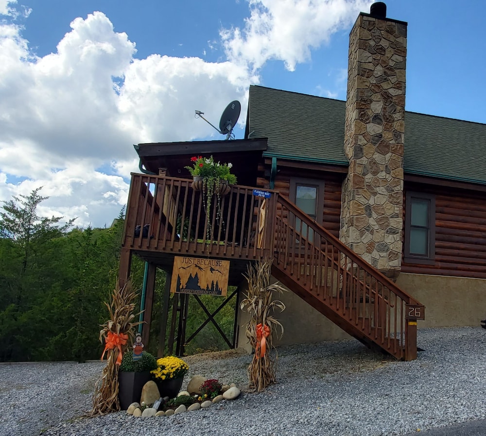 Modern Mountain Cabin~Private Hot Tub~Mountain Views~Pool Table~