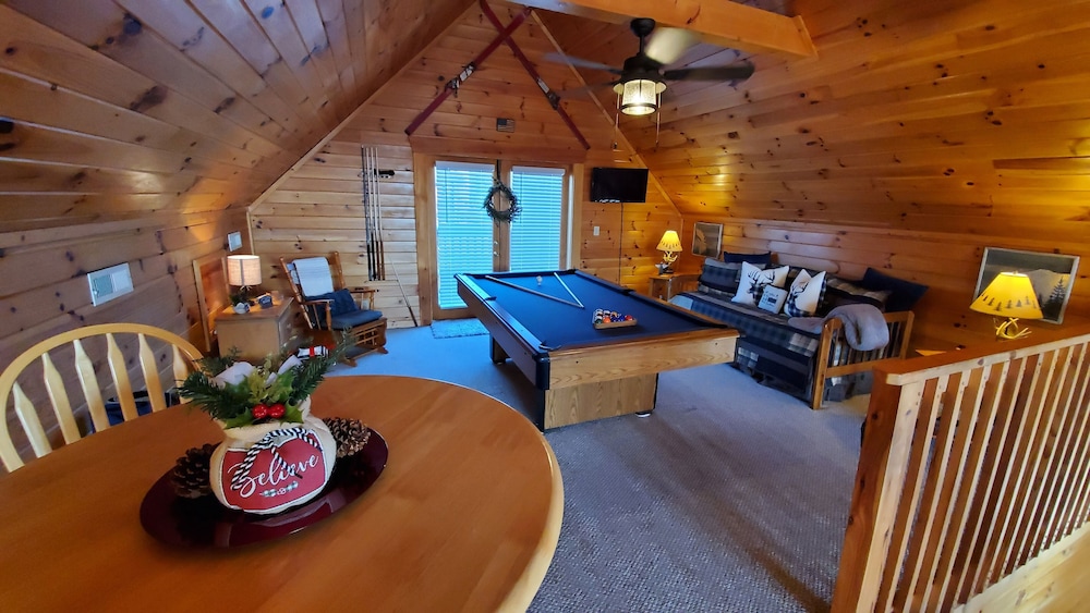 Modern Mountain Cabin~Private Hot Tub~Mountain Views~Pool Table~