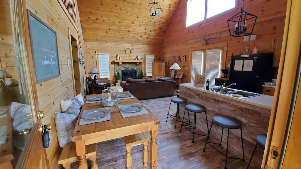 Modern Mountain Cabin~Private Hot Tub~Mountain Views~Pool Table~