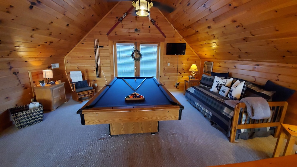 Modern Mountain Cabin~Private Hot Tub~Mountain Views~Pool Table~