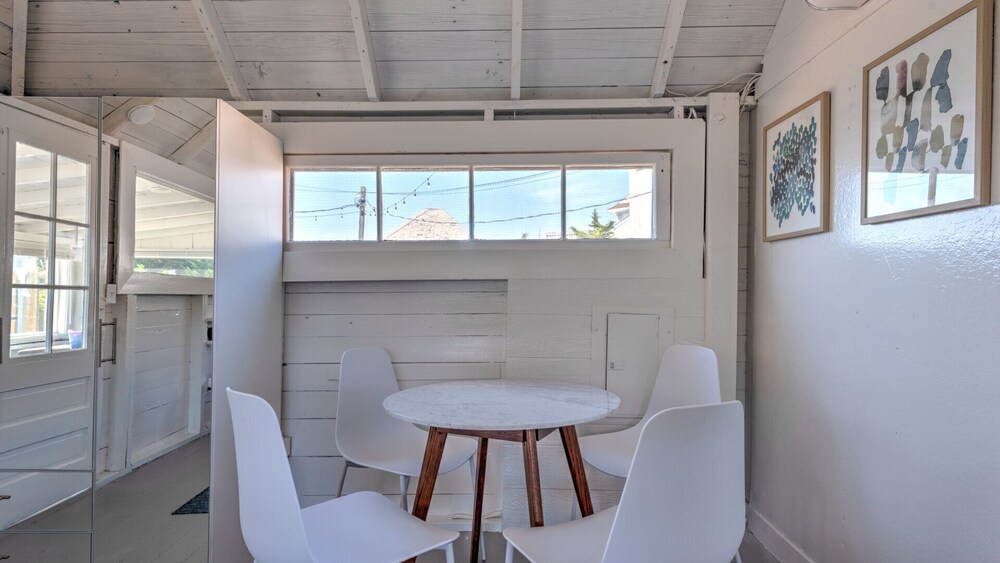 Newly renovated bayside bungalow w/ king bed, kitchen, sunroom, deck and..., Westhampton Beach