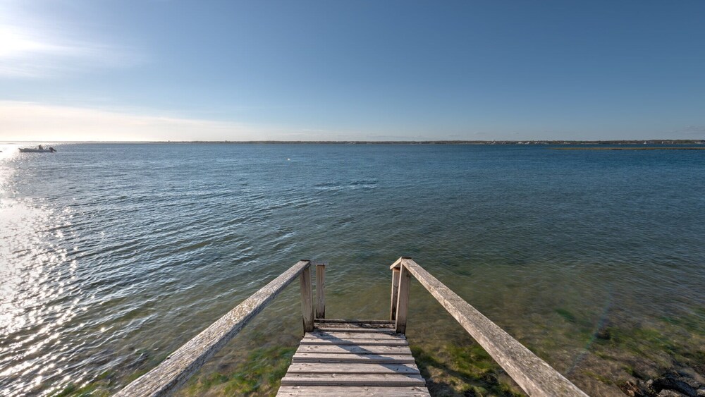 Newly renovated bayside bungalow w/ king bed, kitchen, sunroom, deck and..., Westhampton Beach