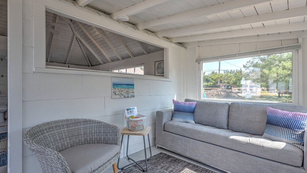 Newly renovated bayside bungalow w/ king bed, kitchen, sunroom, deck and..., Westhampton Beach