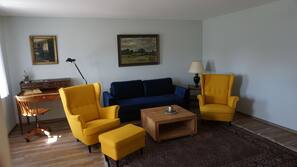 Fernseher, Kamin, Kinderspielzeug, Bücher