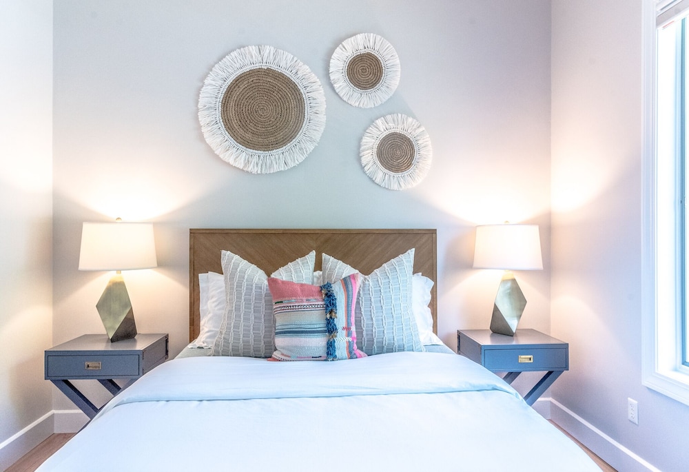 Water View Modern Villa 8 minutes to Newport, Sleeps 8,Near Beaches