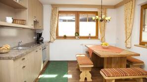 Kühlschrank, Mikrowelle, Herd, Wasserkocher mit Kaffee-/Teezubehör