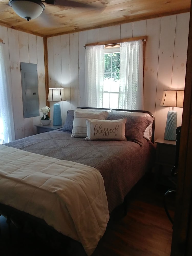 The Robins Nest!Amish built, an only one mile from neighborhood boat