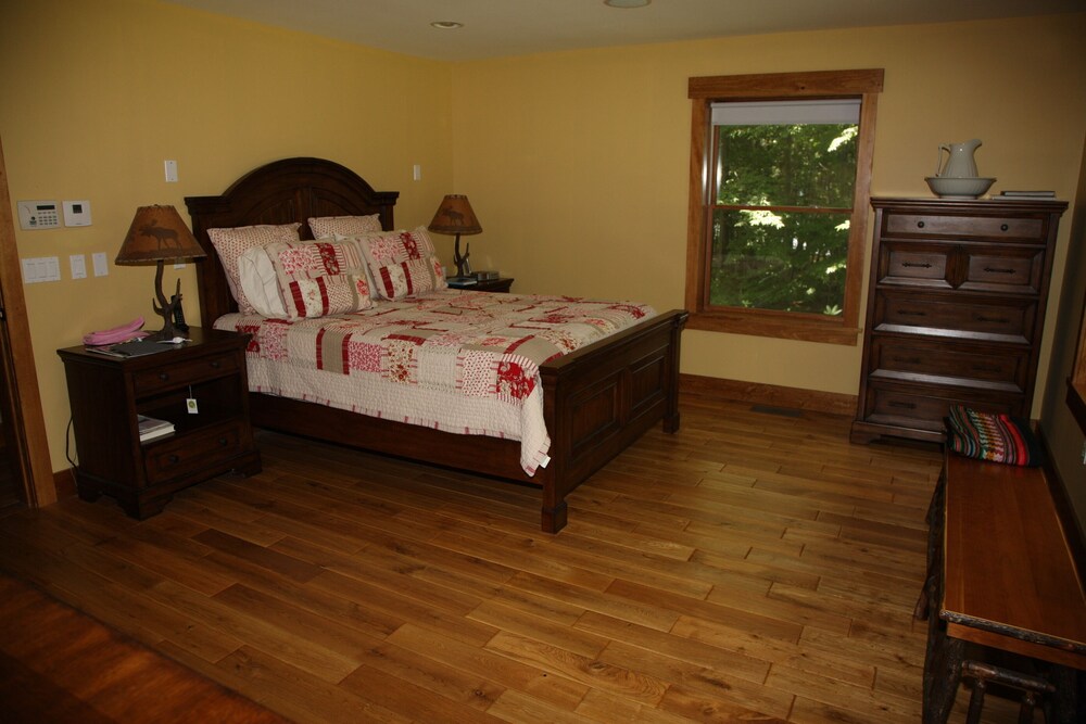 Beautiful Large Lakefront House on Lake near Sagamore Bolton