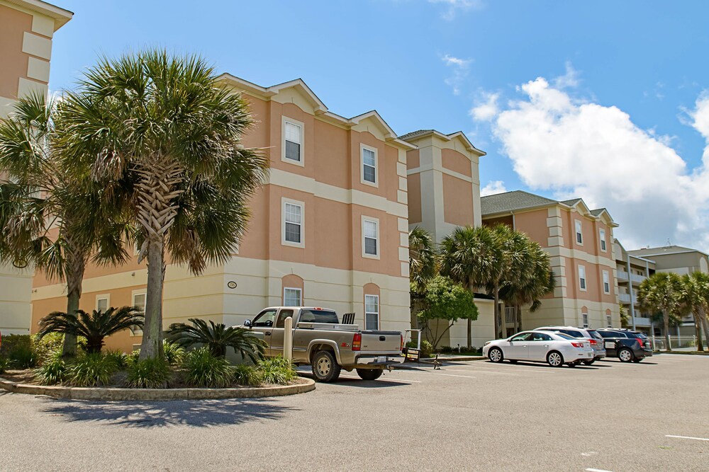 New Listing! Vibrant Condo in Perfect Location w/ Shared Pools & Beach Sccess!