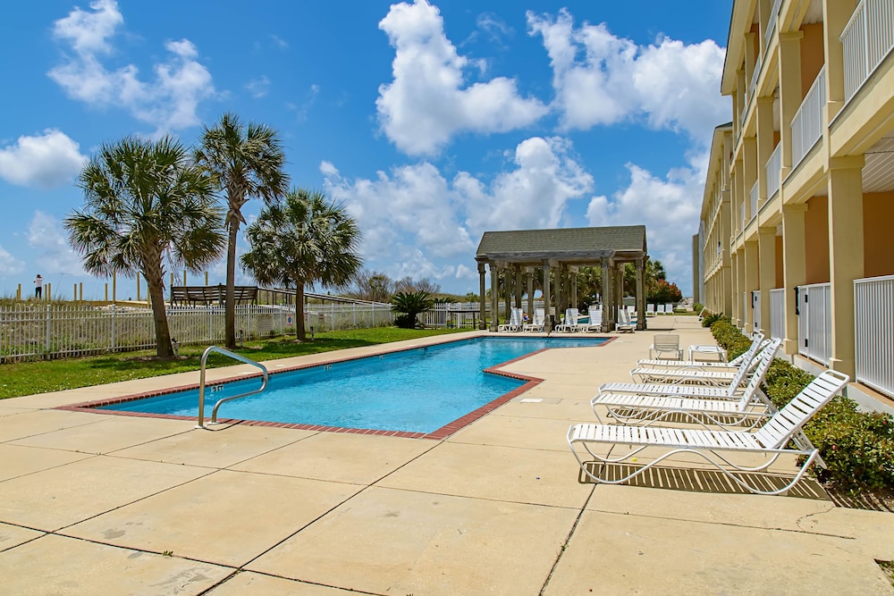 New Listing! Vibrant Condo in Perfect Location w/ Shared Pools & Beach Sccess!