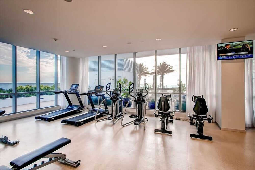 Luxury Beachfront 1BR | Outdoor Pools | Gym | Miami Beach