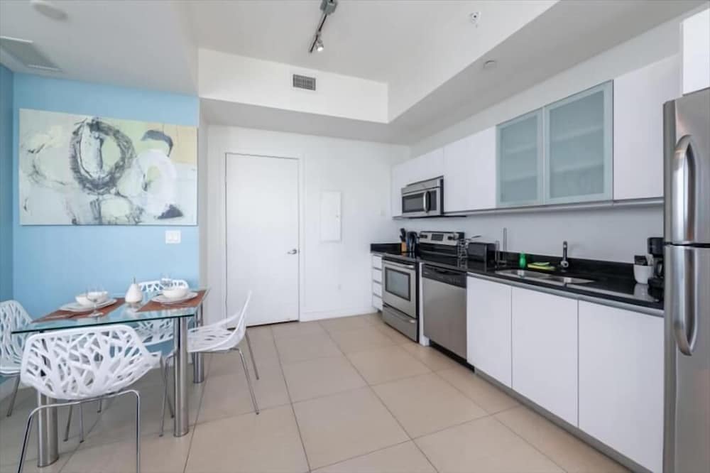 Deluxe 1BR Apt | Amazing Bayfront Views | Beach Access & Outdoor Pools