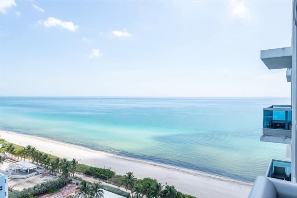 Deluxe 1BR Apt | Amazing Bayfront Views | Beach Access & Outdoor Pools