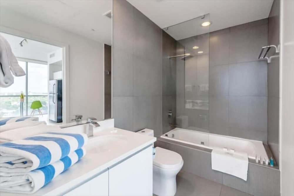 Deluxe 1BR Apt | Amazing Bayfront Views | Beach Access & Outdoor Pools