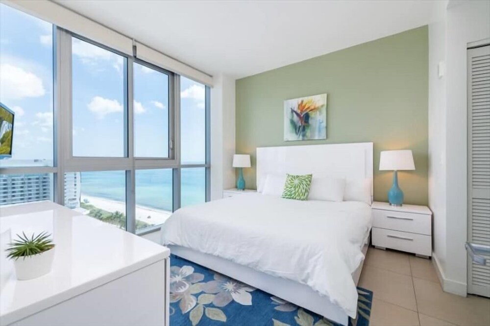 Deluxe 1BR Apt | Amazing Bayfront Views | Beach Access & Outdoor Pools
