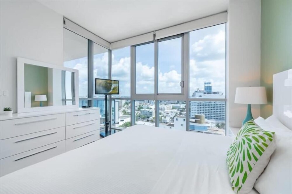 Deluxe 1BR Apt | Amazing Bayfront Views | Beach Access & Outdoor Pools