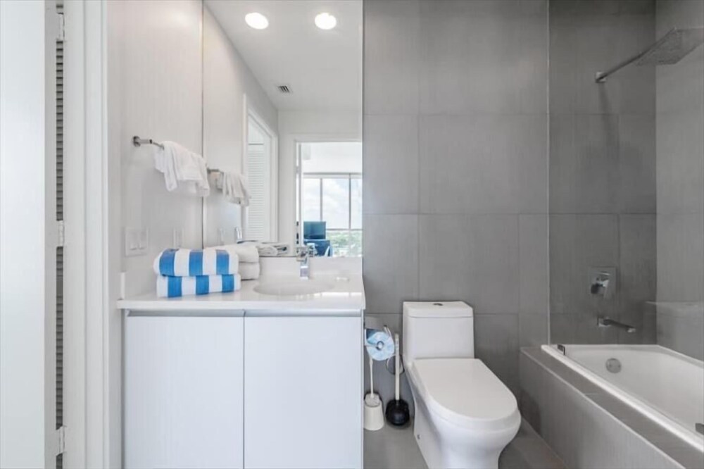 Deluxe 1BR Apt | Amazing Bayfront Views | Beach Access & Outdoor Pools