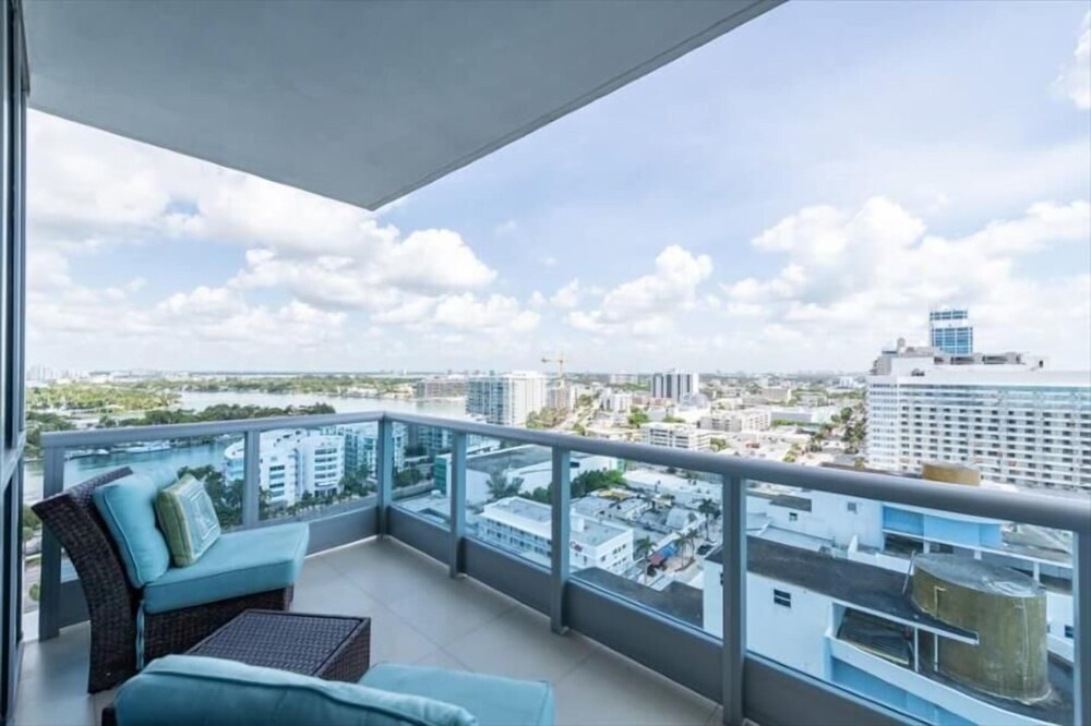 Deluxe 1BR Apt | Amazing Bayfront Views | Beach Access & Outdoor Pools