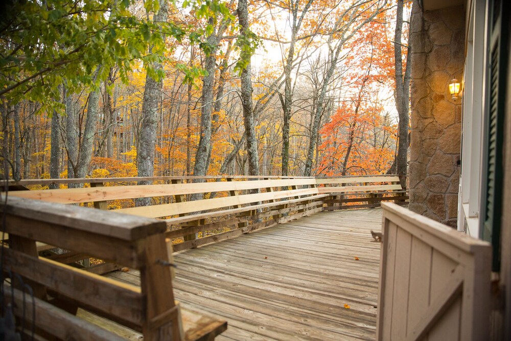 10 mins to Lake Junaluska and downtown Waynesville. Gorgeous view & Dog friendly