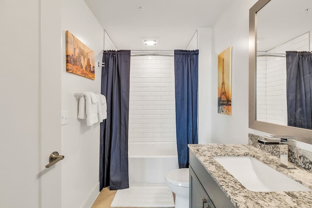 Astonishing Prime Midtown Striking Elevated Condo