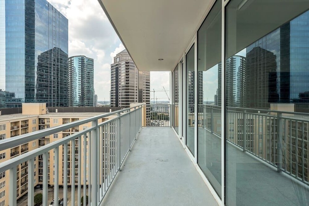 Astonishing Prime Midtown Striking Elevated Condo