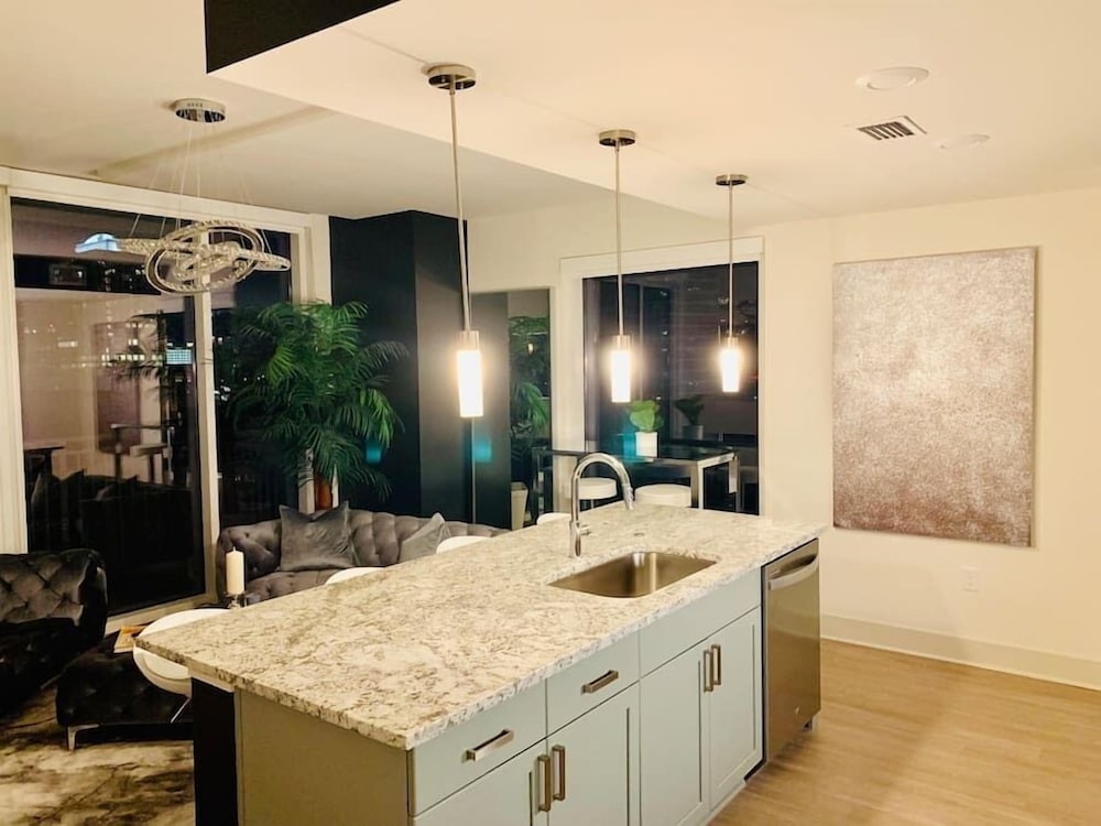 Astonishing Prime Midtown Striking Elevated Condo