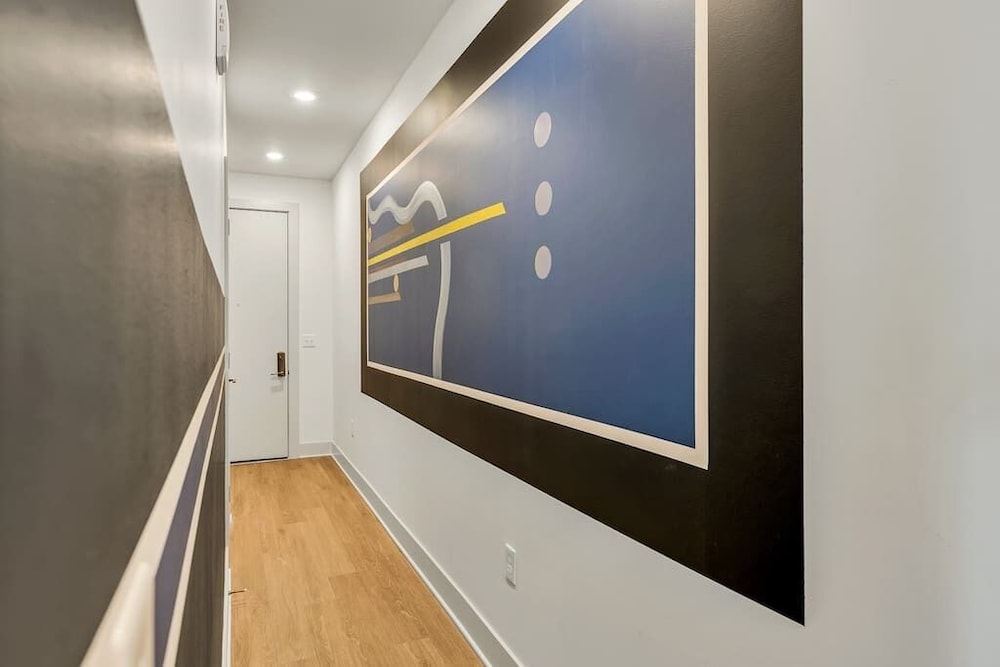 Astonishing Prime Midtown Striking Elevated Condo