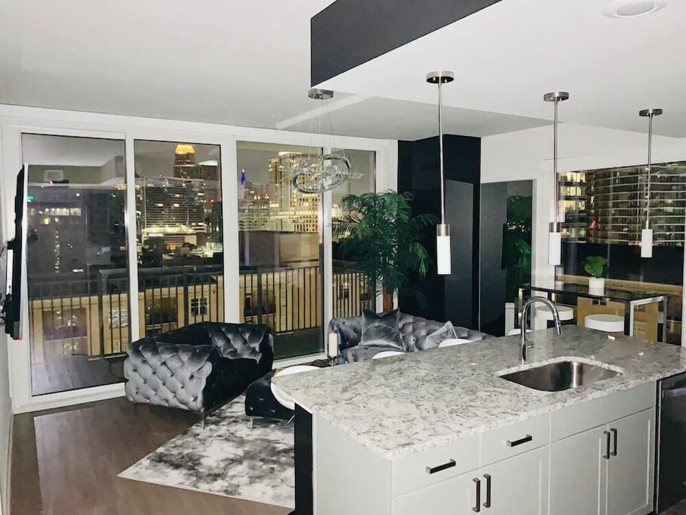 Astonishing Prime Midtown Striking Elevated Condo
