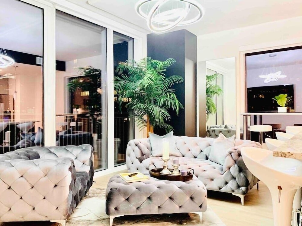 Astonishing Prime Midtown Striking Elevated Condo