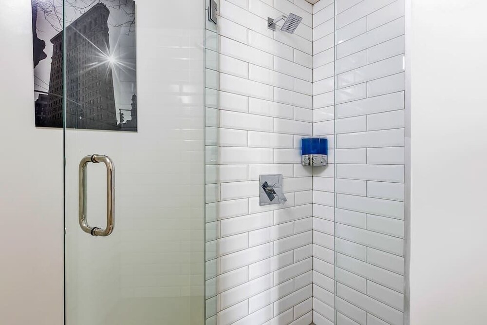 Astonishing Prime Midtown Striking Elevated Condo