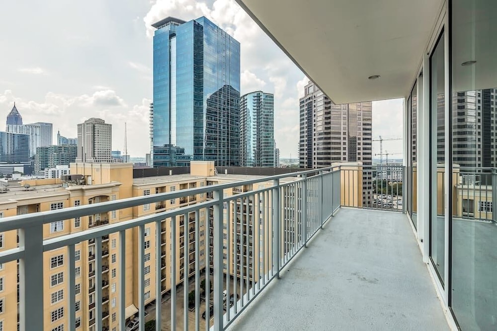Astonishing Prime Midtown Striking Elevated Condo