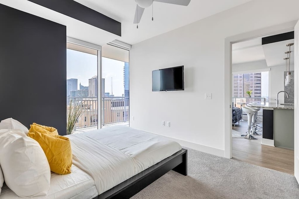 Astonishing Prime Midtown Striking Elevated Condo