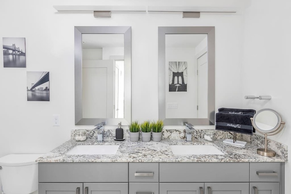 Astonishing Prime Midtown Striking Elevated Condo