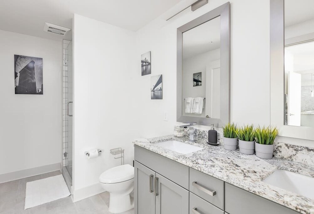 Astonishing Prime Midtown Striking Elevated Condo