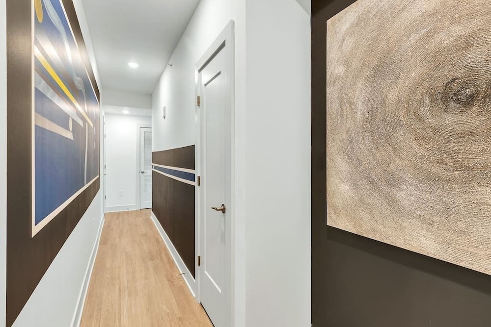 Astonishing Prime Midtown Striking Elevated Condo