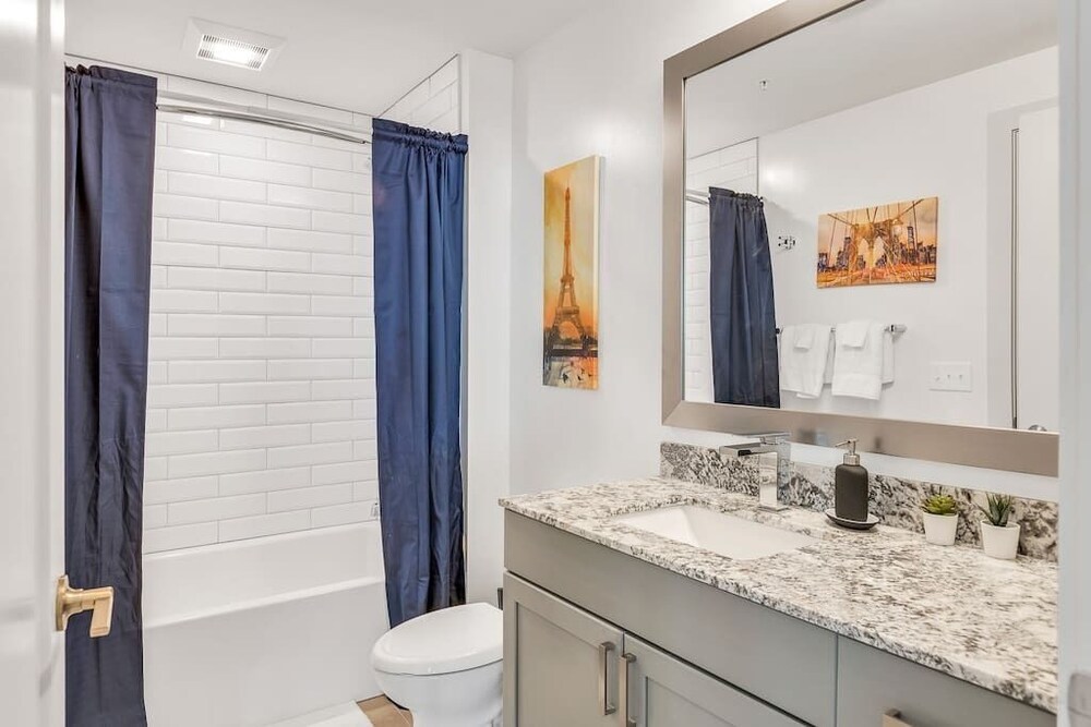 Astonishing Prime Midtown Striking Elevated Condo