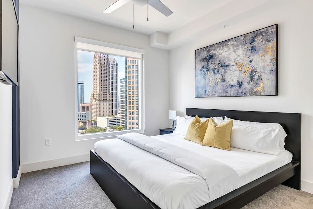 Astonishing Prime Midtown Striking Elevated Condo