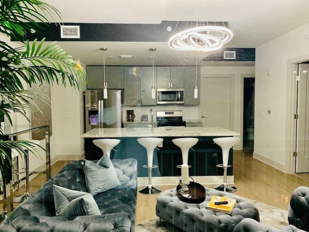 Astonishing Prime Midtown Striking Elevated Condo